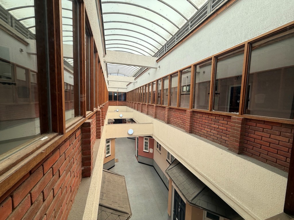 Lot: 139 - FLAT FOR IMPROVEMENT - Communal landing and atrium